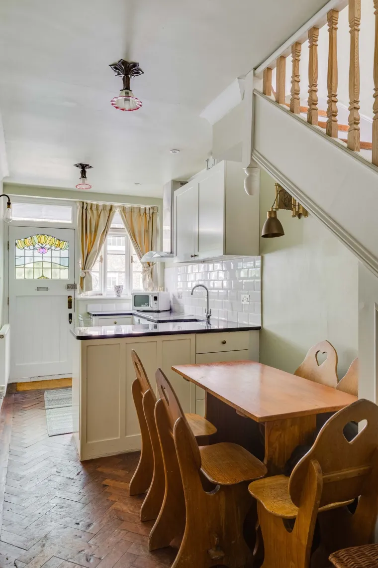 Ova kuća &scaron;iroka je tek dva koraka: Iznutra izgleda kao iz bajke, a cijena joj je paprena