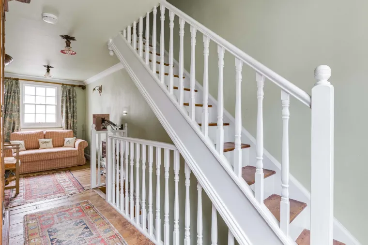 Ova kuća &scaron;iroka je tek dva koraka: Iznutra izgleda kao iz bajke, a cijena joj je paprena