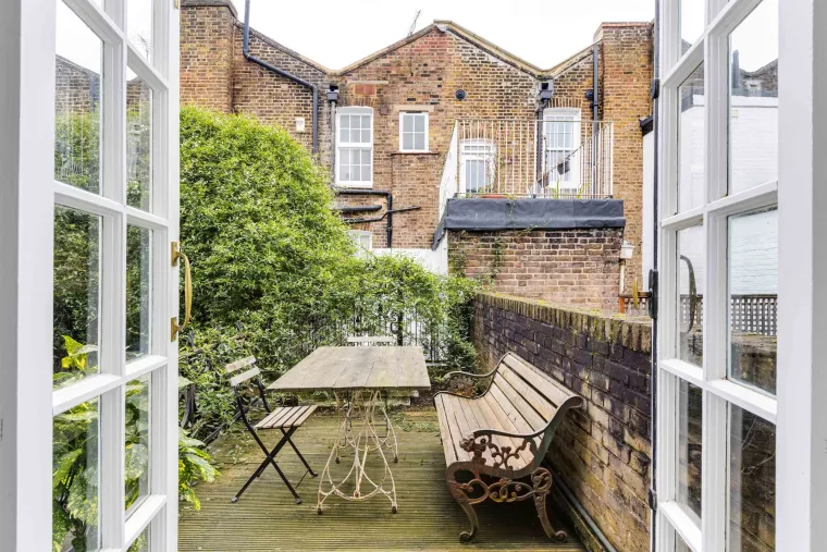 Ova kuća &scaron;iroka je tek dva koraka: Iznutra izgleda kao iz bajke, a cijena joj je paprena