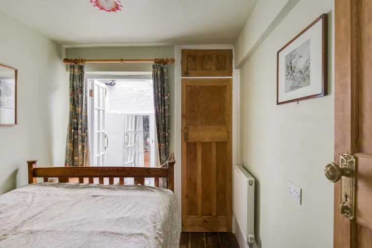 Ova kuća &scaron;iroka je tek dva koraka: Iznutra izgleda kao iz bajke, a cijena joj je paprena