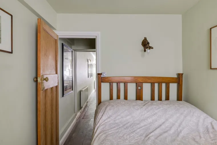 Ova kuća &scaron;iroka je tek dva koraka: Iznutra izgleda kao iz bajke, a cijena joj je paprena