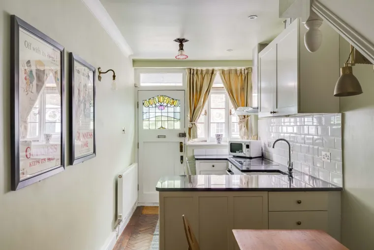 Ova kuća &scaron;iroka je tek dva koraka: Iznutra izgleda kao iz bajke, a cijena joj je paprena