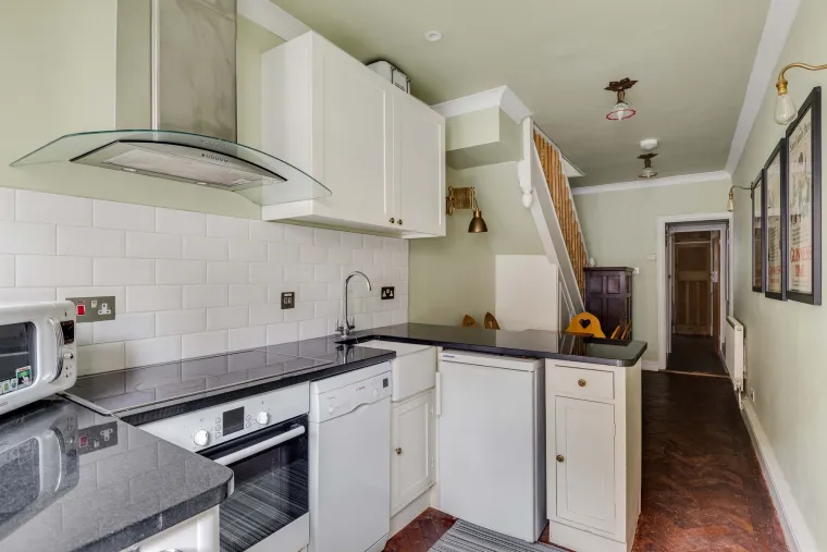 Ova kuća &scaron;iroka je tek dva koraka: Iznutra izgleda kao iz bajke, a cijena joj je paprena