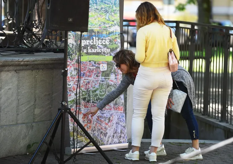 Dama koja nije pro&scaron;la nezapaženo: Svi su se okretali za plavu&scaron;om s promenade