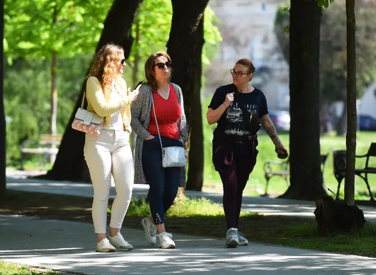 Dama koja nije pro&scaron;la nezapaženo: Svi su se okretali za plavu&scaron;om s promenade