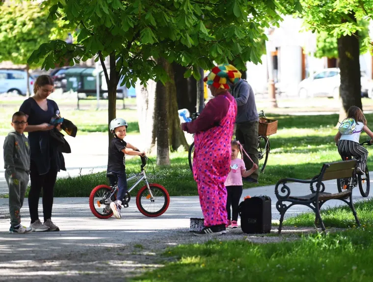 Dama koja nije pro&scaron;la nezapaženo: Svi su se okretali za plavu&scaron;om s promenade