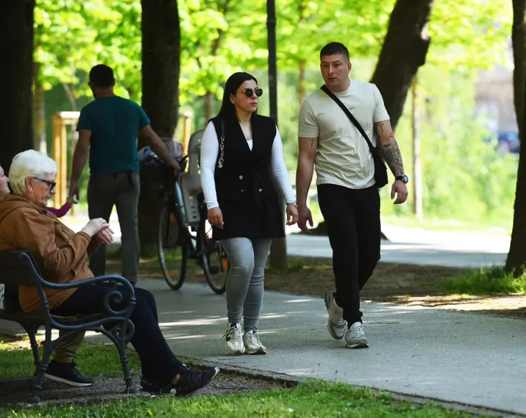 Dama koja nije pro&scaron;la nezapaženo: Svi su se okretali za plavu&scaron;om s promenade