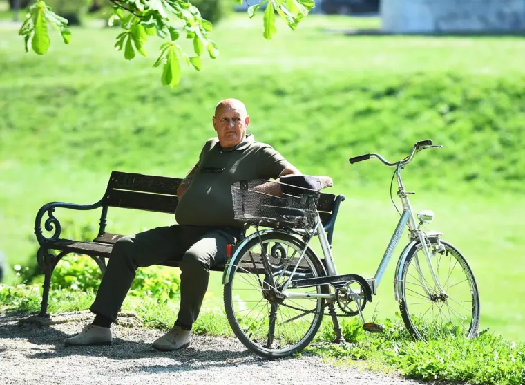 Dama koja nije pro&scaron;la nezapaženo: Svi su se okretali za plavu&scaron;om s promenade