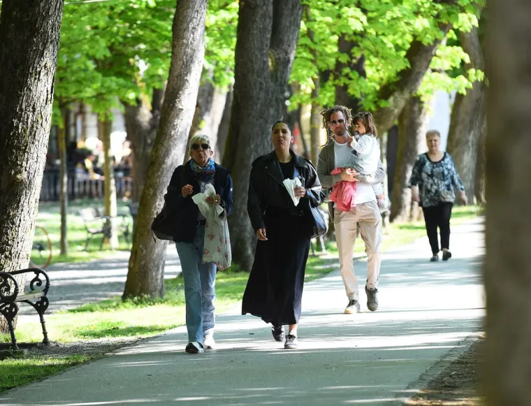 Dama koja nije pro&scaron;la nezapaženo: Svi su se okretali za plavu&scaron;om s promenade