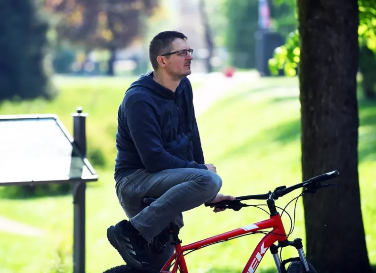 Dama koja nije pro&scaron;la nezapaženo: Svi su se okretali za plavu&scaron;om s promenade