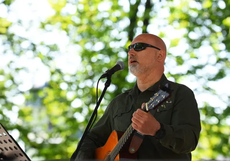 Dama koja nije pro&scaron;la nezapaženo: Svi su se okretali za plavu&scaron;om s promenade