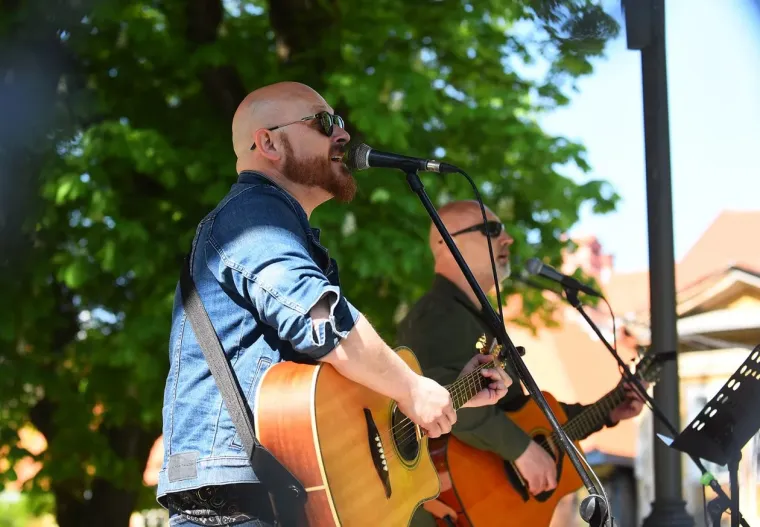 Dama koja nije pro&scaron;la nezapaženo: Svi su se okretali za plavu&scaron;om s promenade