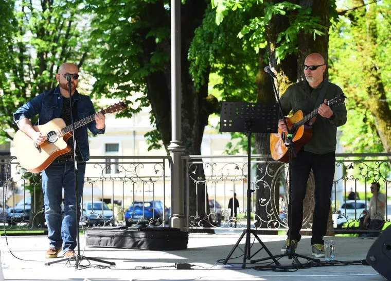 Dama koja nije pro&scaron;la nezapaženo: Svi su se okretali za plavu&scaron;om s promenade