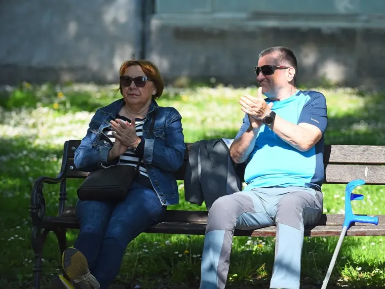 Dama koja nije pro&scaron;la nezapaženo: Svi su se okretali za plavu&scaron;om s promenade