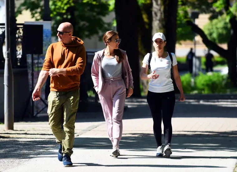 Dama koja nije pro&scaron;la nezapaženo: Svi su se okretali za plavu&scaron;om s promenade