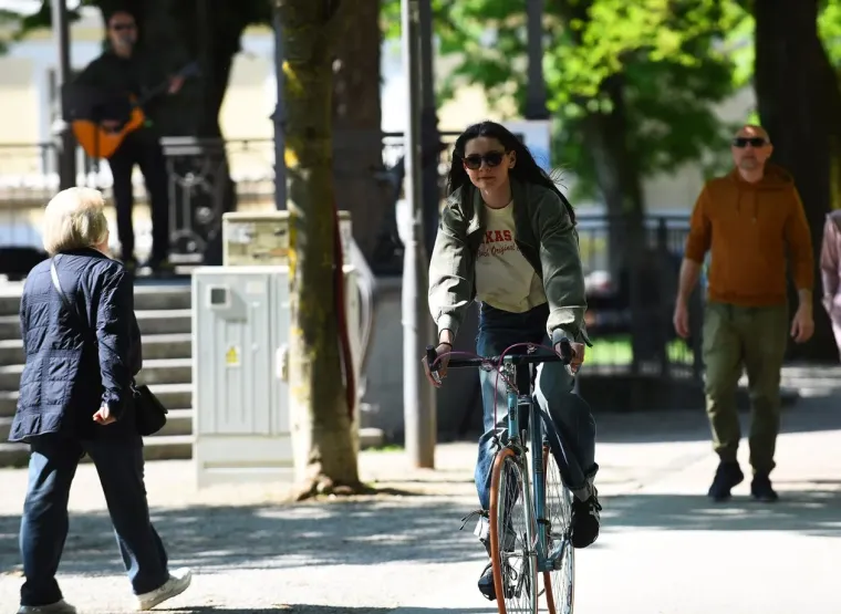 Dama koja nije pro&scaron;la nezapaženo: Svi su se okretali za plavu&scaron;om s promenade
