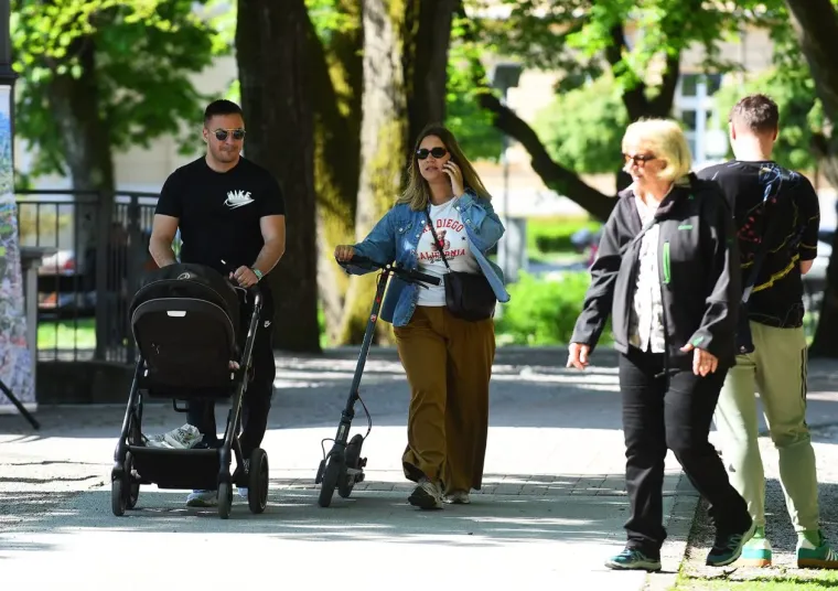 Dama koja nije pro&scaron;la nezapaženo: Svi su se okretali za plavu&scaron;om s promenade