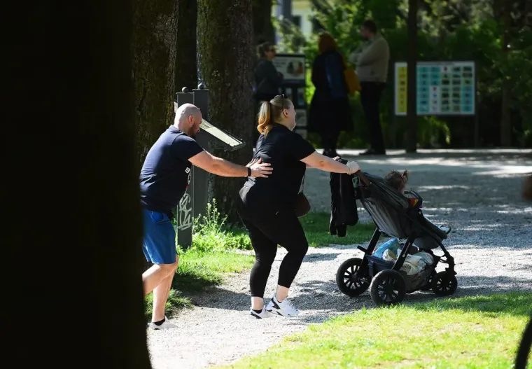 Dama koja nije pro&scaron;la nezapaženo: Svi su se okretali za plavu&scaron;om s promenade