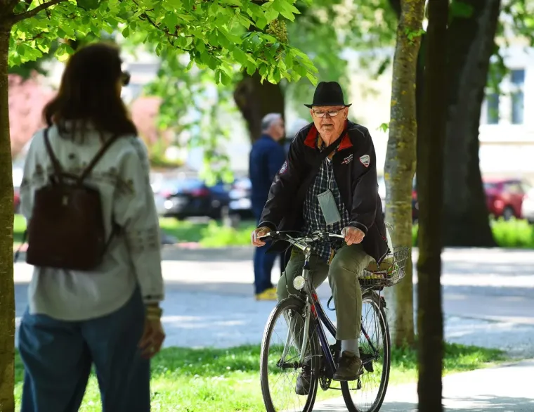 Dama koja nije pro&scaron;la nezapaženo: Svi su se okretali za plavu&scaron;om s promenade