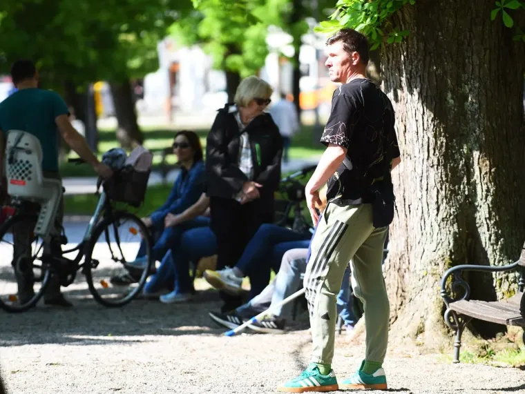 Dama koja nije pro&scaron;la nezapaženo: Svi su se okretali za plavu&scaron;om s promenade