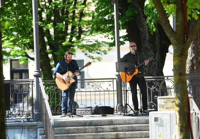 Dama koja nije pro&scaron;la nezapaženo: Svi su se okretali za plavu&scaron;om s promenade