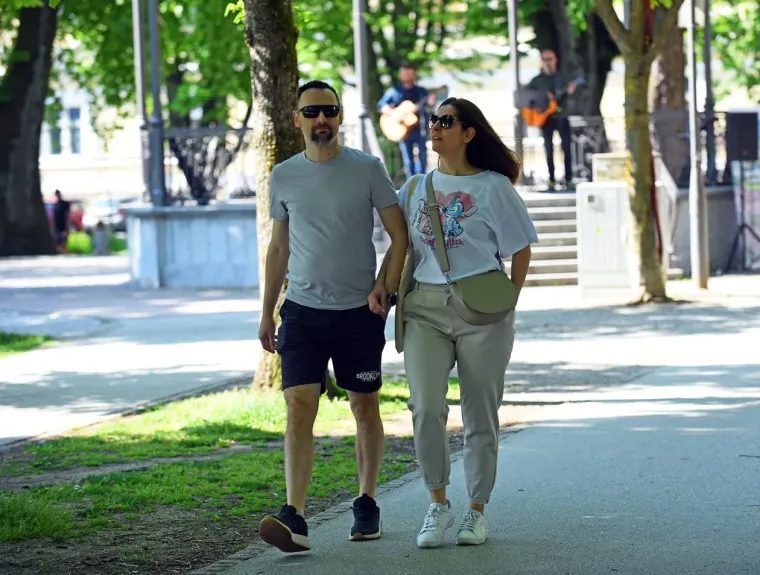 Dama koja nije pro&scaron;la nezapaženo: Svi su se okretali za plavu&scaron;om s promenade