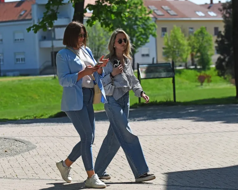 Dama koja nije pro&scaron;la nezapaženo: Svi su se okretali za plavu&scaron;om s promenade