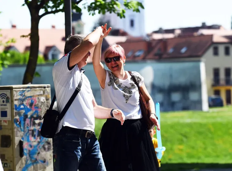 Dama koja nije pro&scaron;la nezapaženo: Svi su se okretali za plavu&scaron;om s promenade