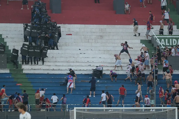 Kaos na derbiju u Južnoj Americi: Policija se sukobila sa huliganima, trudnica kolabirala