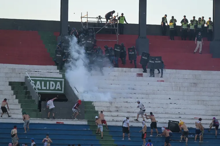 Kaos na derbiju u Južnoj Americi: Policija se sukobila sa huliganima, trudnica kolabirala