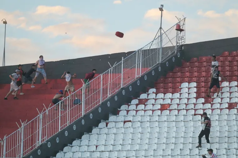 Kaos na derbiju u Južnoj Americi: Policija se sukobila sa huliganima, trudnica kolabirala