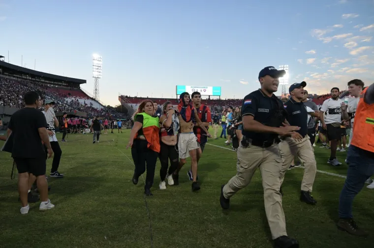 Kaos na derbiju u Južnoj Americi: Policija se sukobila sa huliganima, trudnica kolabirala