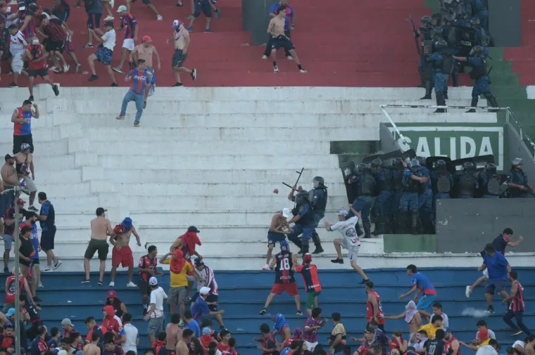 Kaos na derbiju u Južnoj Americi: Policija se sukobila sa huliganima, trudnica kolabirala