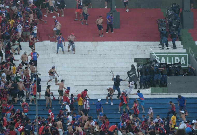 Kaos na derbiju u Južnoj Americi: Policija se sukobila sa huliganima, trudnica kolabirala