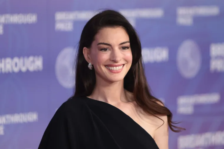 Progla&scaron;ena je najljep&scaron;om ženom svijeta, a kritiziraju je da se posve 'izobličila'