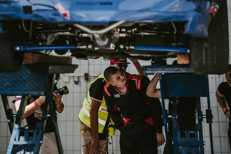 Nabrijani auti, spaljene gume i kontrolirani kaos: Ovo su legalni Brzi i Žestoki na Mičevcu