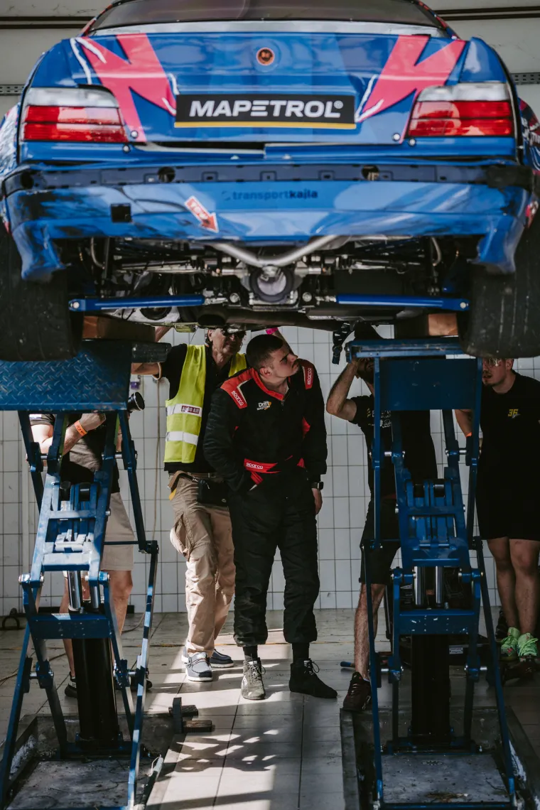 Nabrijani auti, spaljene gume i kontrolirani kaos: Ovo su legalni Brzi i Žestoki na Mičevcu