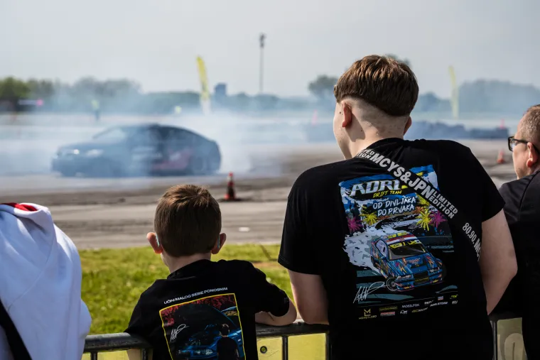 Nabrijani auti, spaljene gume i kontrolirani kaos: Ovo su legalni Brzi i Žestoki na Mičevcu