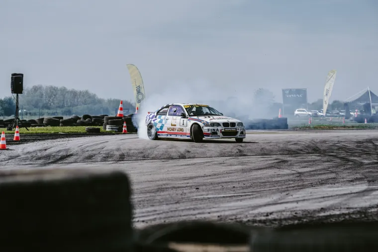 Nabrijani auti, spaljene gume i kontrolirani kaos: Ovo su legalni Brzi i Žestoki na Mičevcu