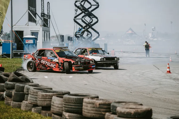 Nabrijani auti, spaljene gume i kontrolirani kaos: Ovo su legalni Brzi i Žestoki na Mičevcu