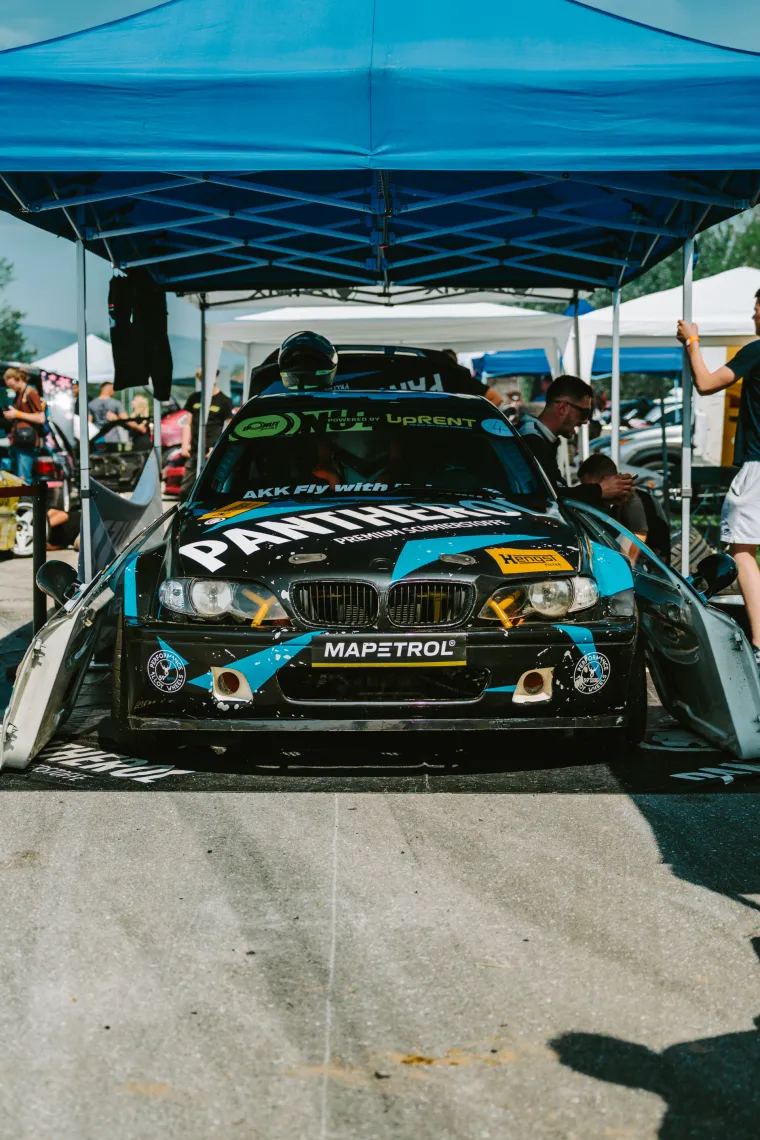 Nabrijani auti, spaljene gume i kontrolirani kaos: Ovo su legalni Brzi i Žestoki na Mičevcu