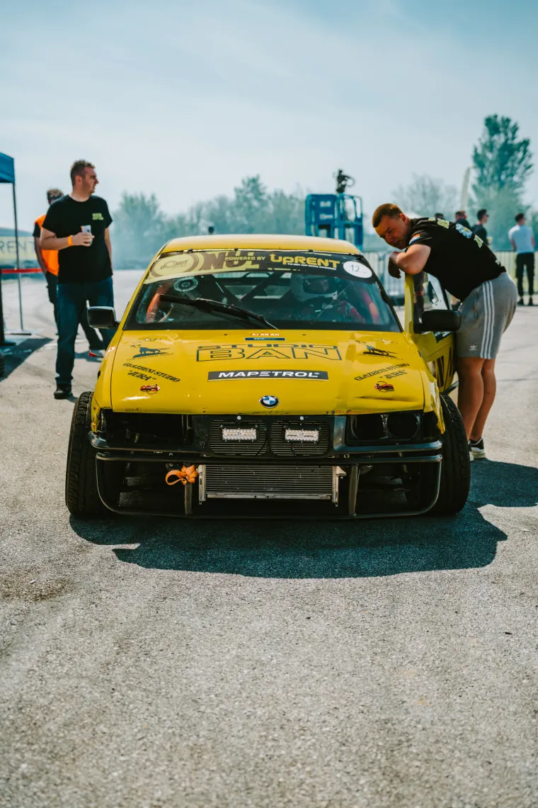Nabrijani auti, spaljene gume i kontrolirani kaos: Ovo su legalni Brzi i Žestoki na Mičevcu
