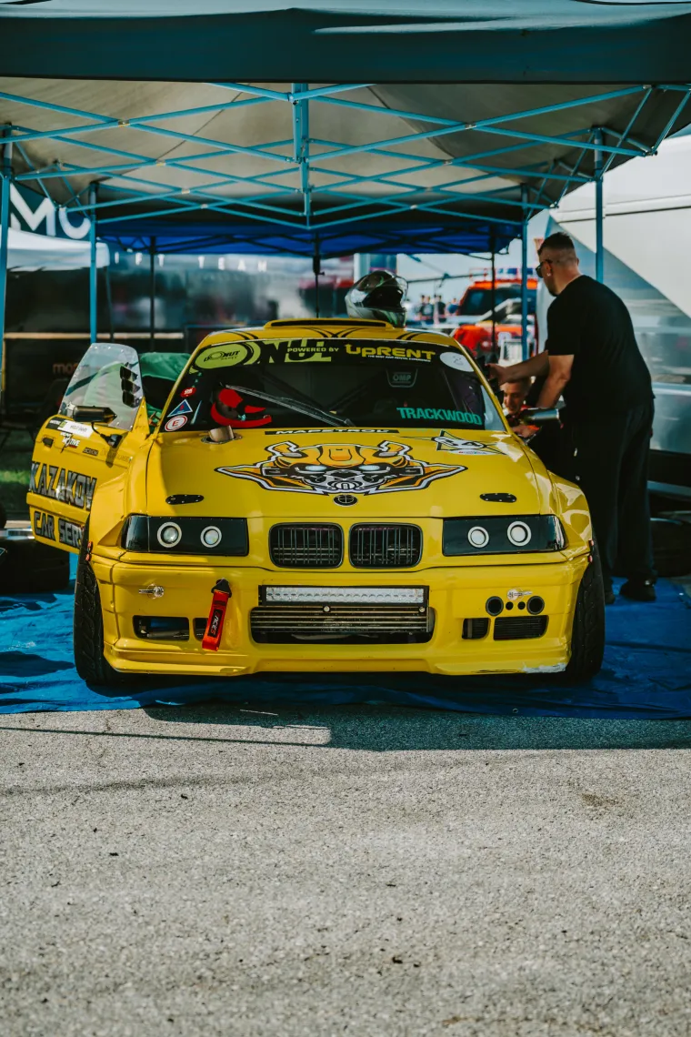 Nabrijani auti, spaljene gume i kontrolirani kaos: Ovo su legalni Brzi i Žestoki na Mičevcu