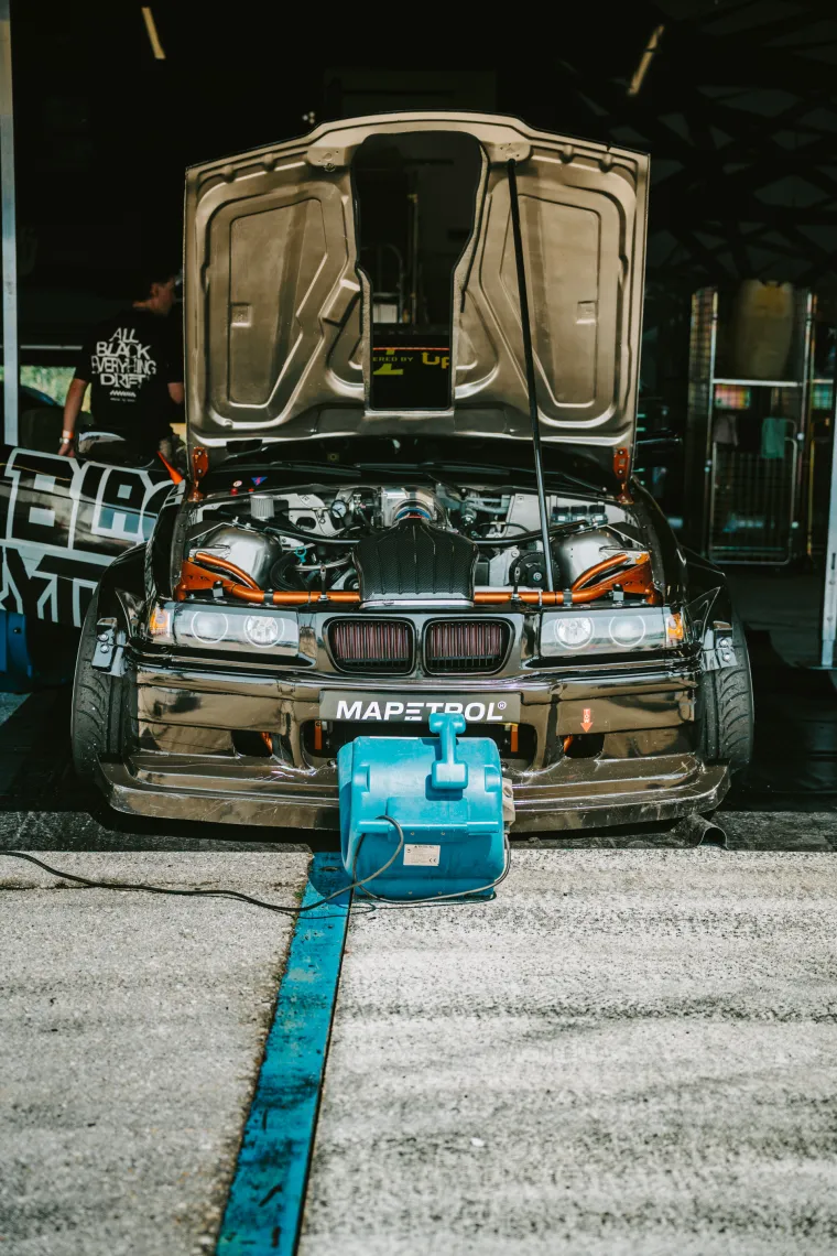 Nabrijani auti, spaljene gume i kontrolirani kaos: Ovo su legalni Brzi i Žestoki na Mičevcu