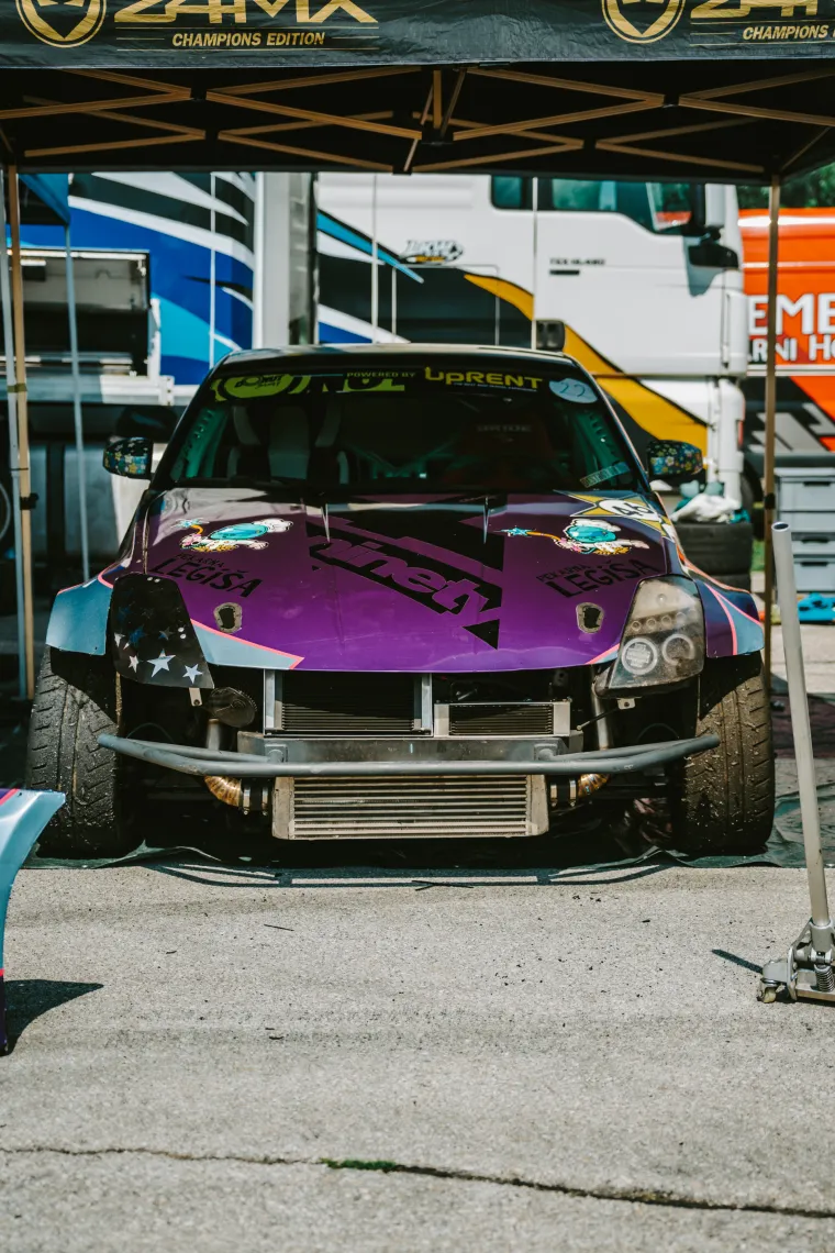 Nabrijani auti, spaljene gume i kontrolirani kaos: Ovo su legalni Brzi i Žestoki na Mičevcu