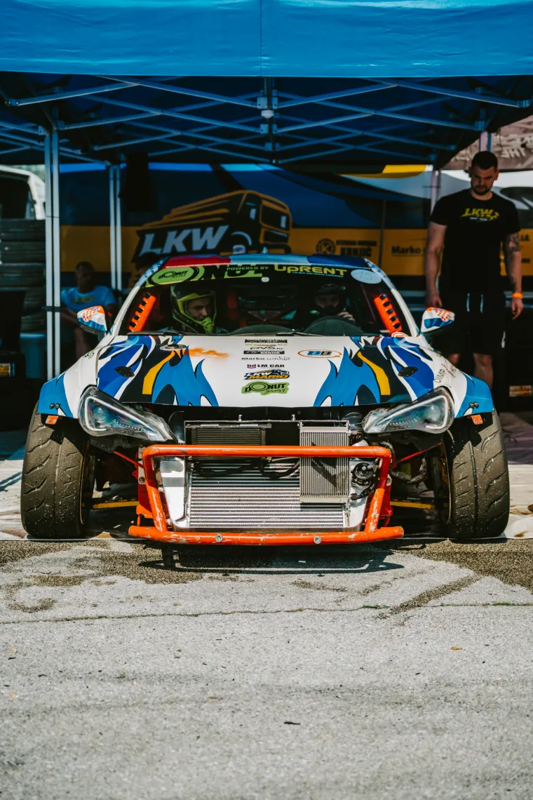 Nabrijani auti, spaljene gume i kontrolirani kaos: Ovo su legalni Brzi i Žestoki na Mičevcu