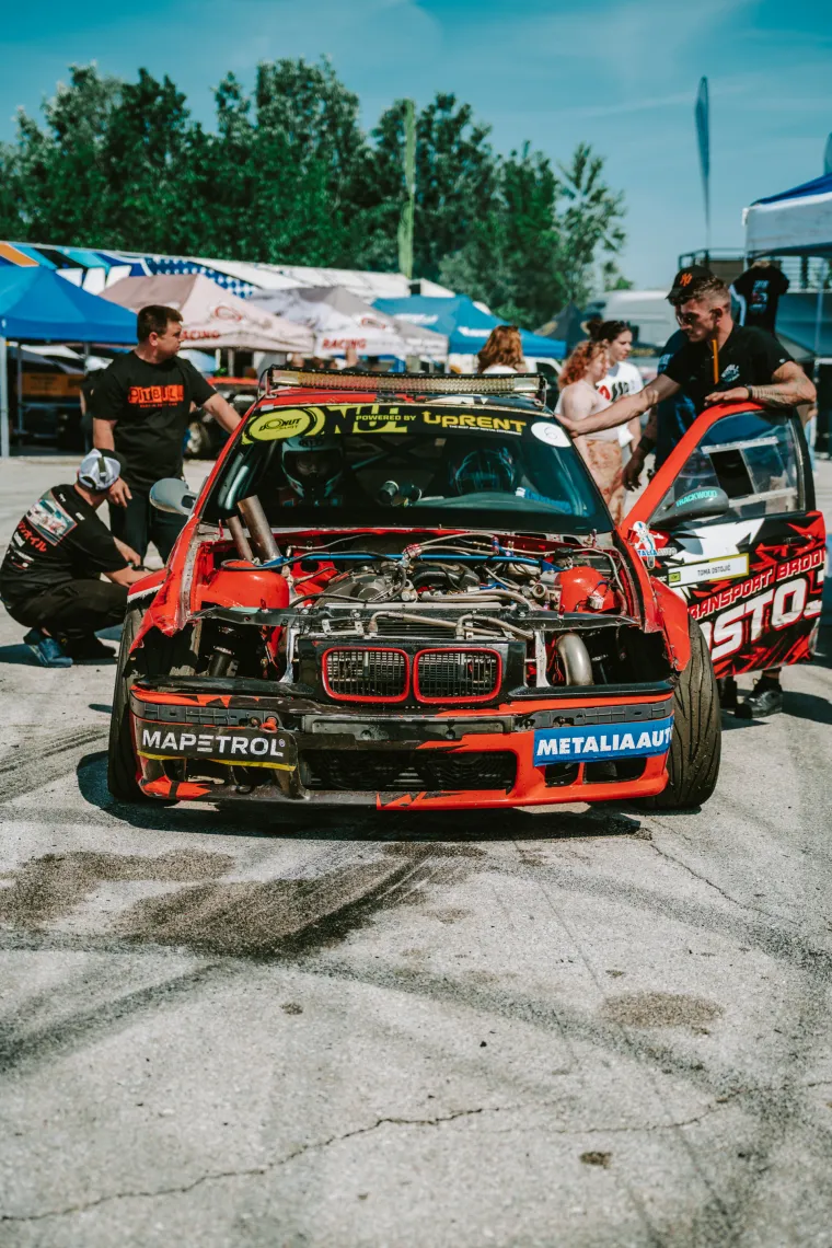 Nabrijani auti, spaljene gume i kontrolirani kaos: Ovo su legalni Brzi i Žestoki na Mičevcu