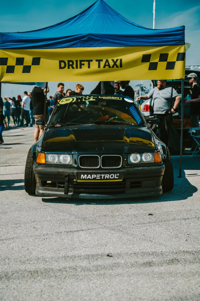 Nabrijani auti, spaljene gume i kontrolirani kaos: Ovo su legalni Brzi i Žestoki na Mičevcu