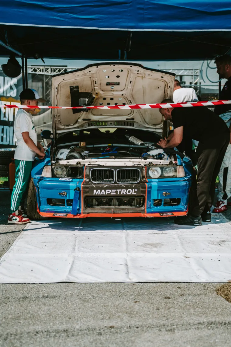 Nabrijani auti, spaljene gume i kontrolirani kaos: Ovo su legalni Brzi i Žestoki na Mičevcu