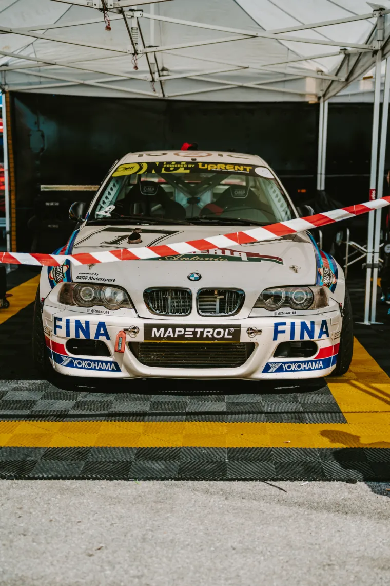 Nabrijani auti, spaljene gume i kontrolirani kaos: Ovo su legalni Brzi i Žestoki na Mičevcu